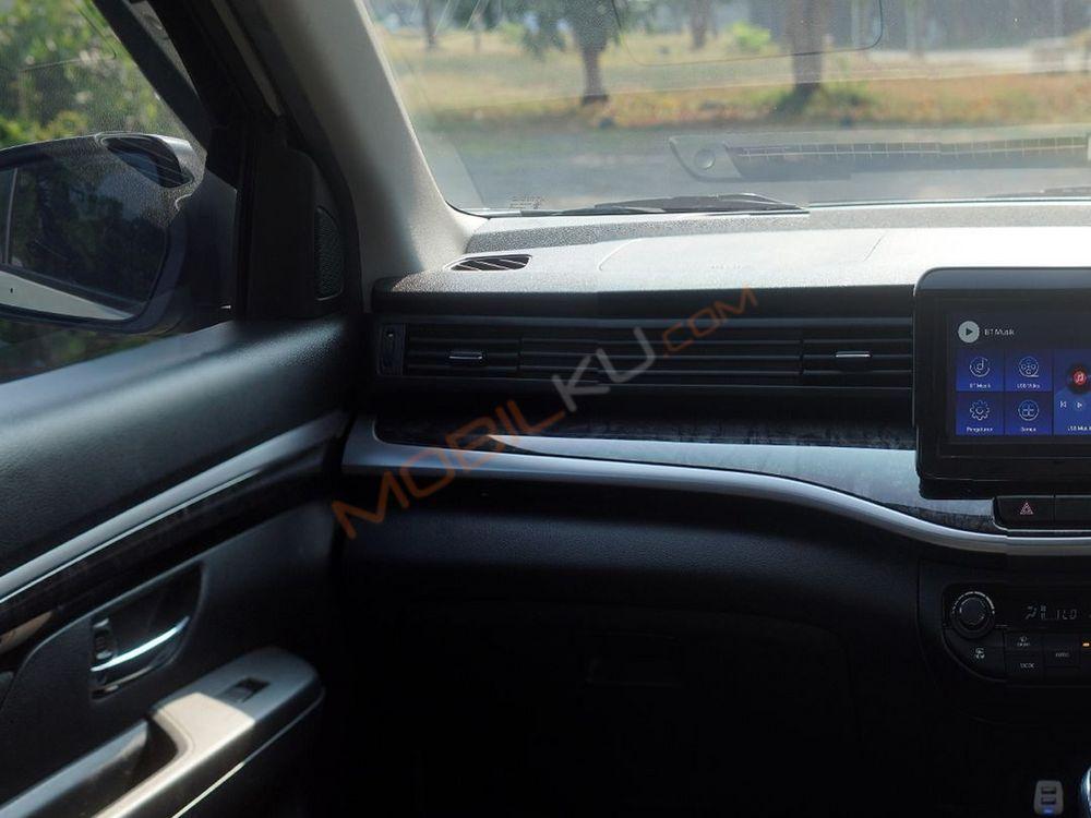 Mobil Suzuki XL7 2023