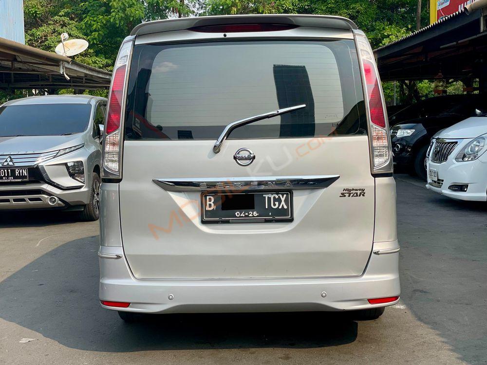 Mobil Nissan Serena 2013