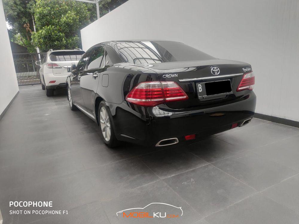 Mobil Toyota Crown 2010