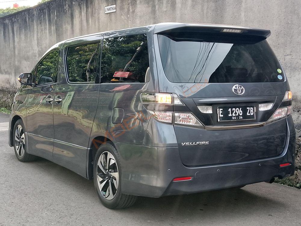 Mobil Toyota Vellfire 2011