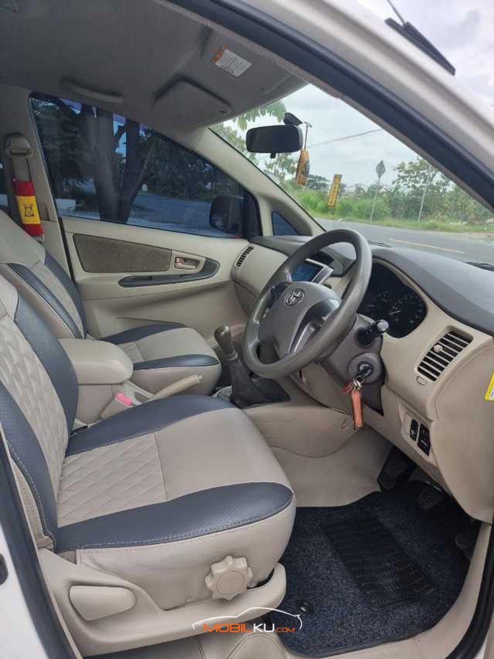 Mobil Toyota Kijang Innova 2014