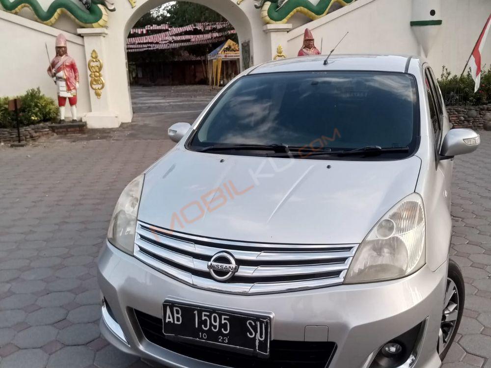Mobil Nissan Livina 2012