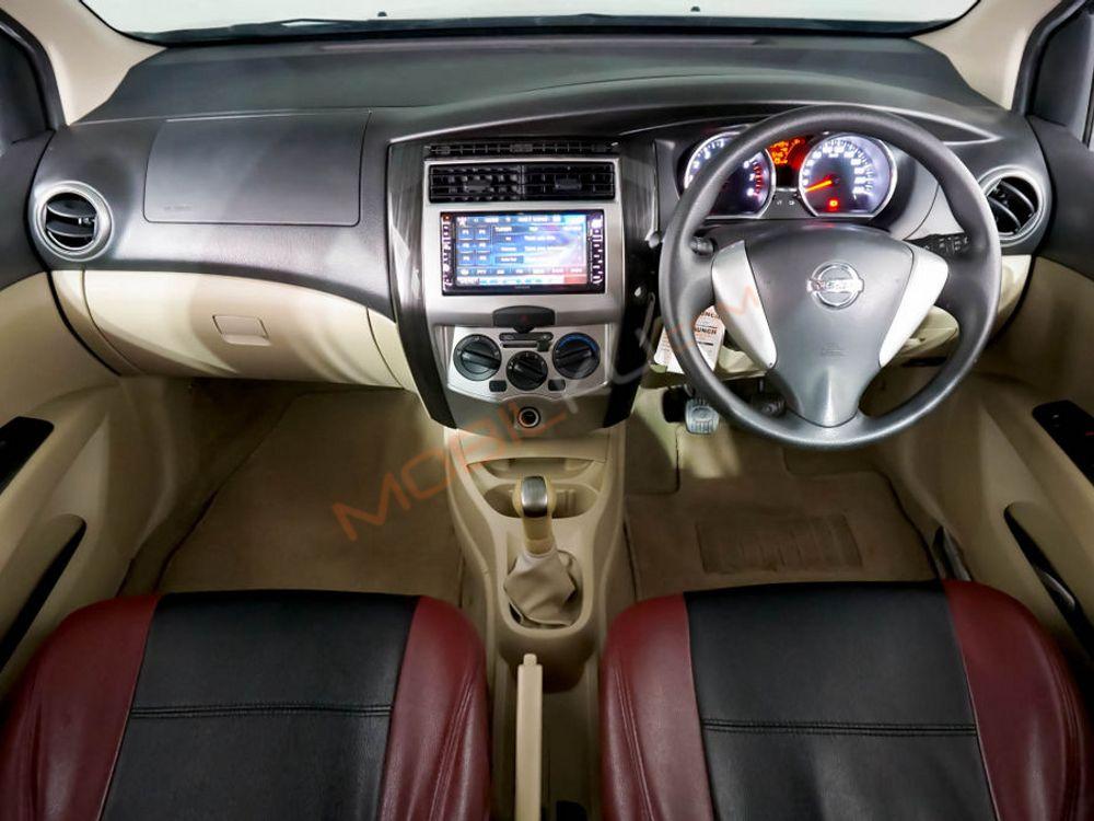 Mobil Nissan Grand Livina 2017