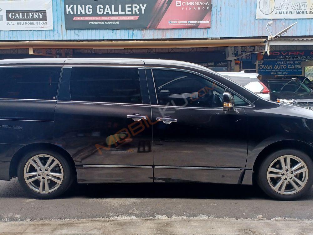 Mobil Nissan Elgrand 2011