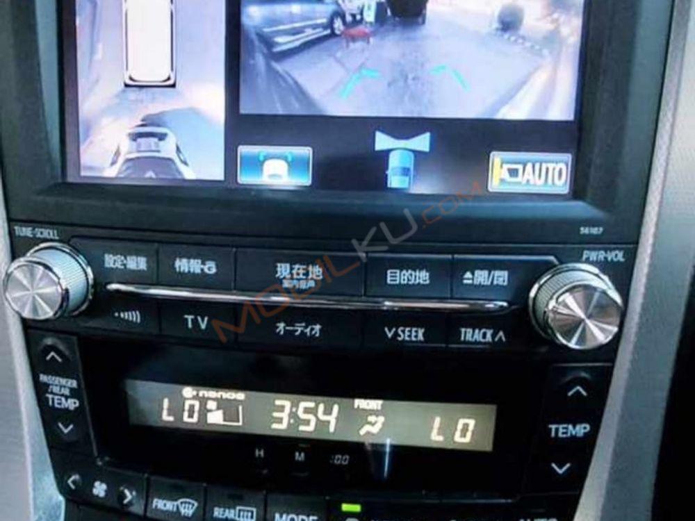 Mobil Toyota Vellfire 2013