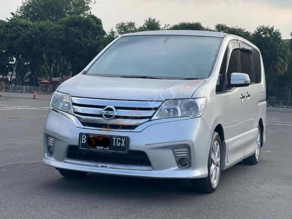 Mobil Nissan Serena 2013