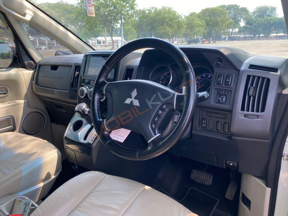 Mobil Mitsubishi Delica 2015