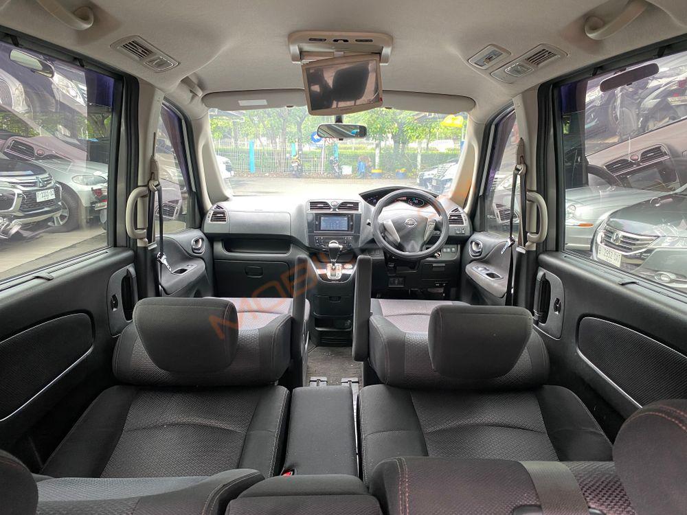 Mobil Nissan Serena 2013
