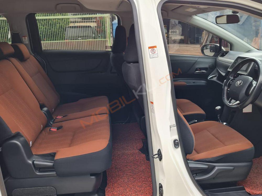 Mobil Toyota Sienta 2017