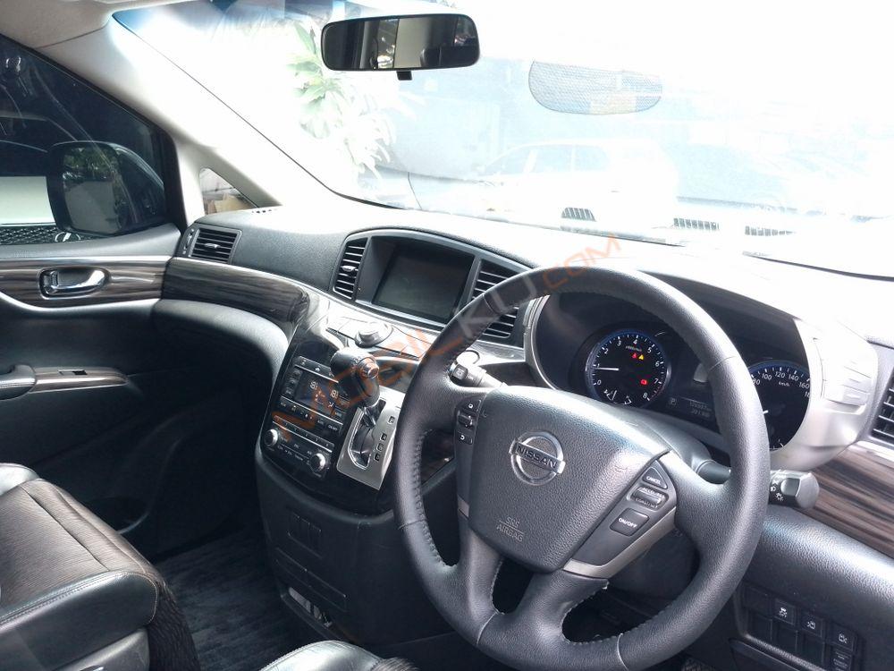Mobil Nissan Elgrand 2014