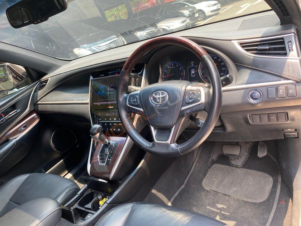 Mobil Toyota Harrier 2015