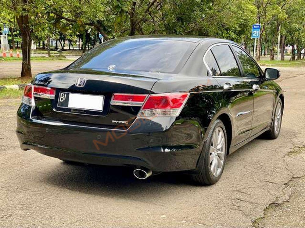 Mobil Honda Accord 2011