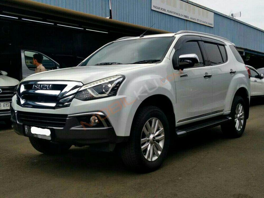 Mobil Isuzu MU-X 2017