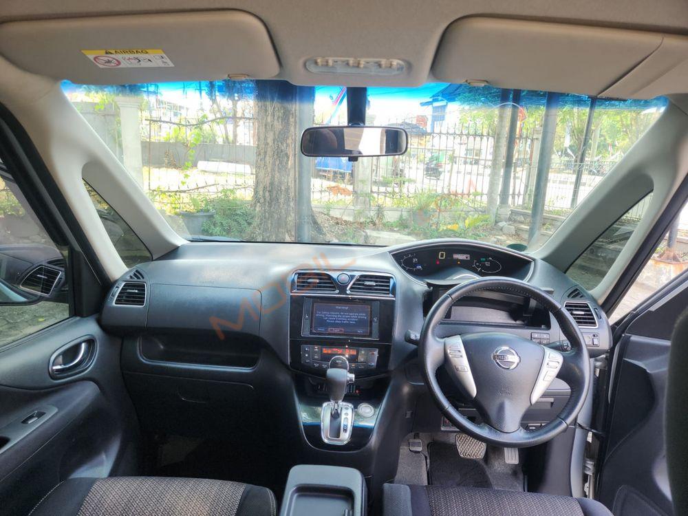 Mobil Nissan Serena 2017