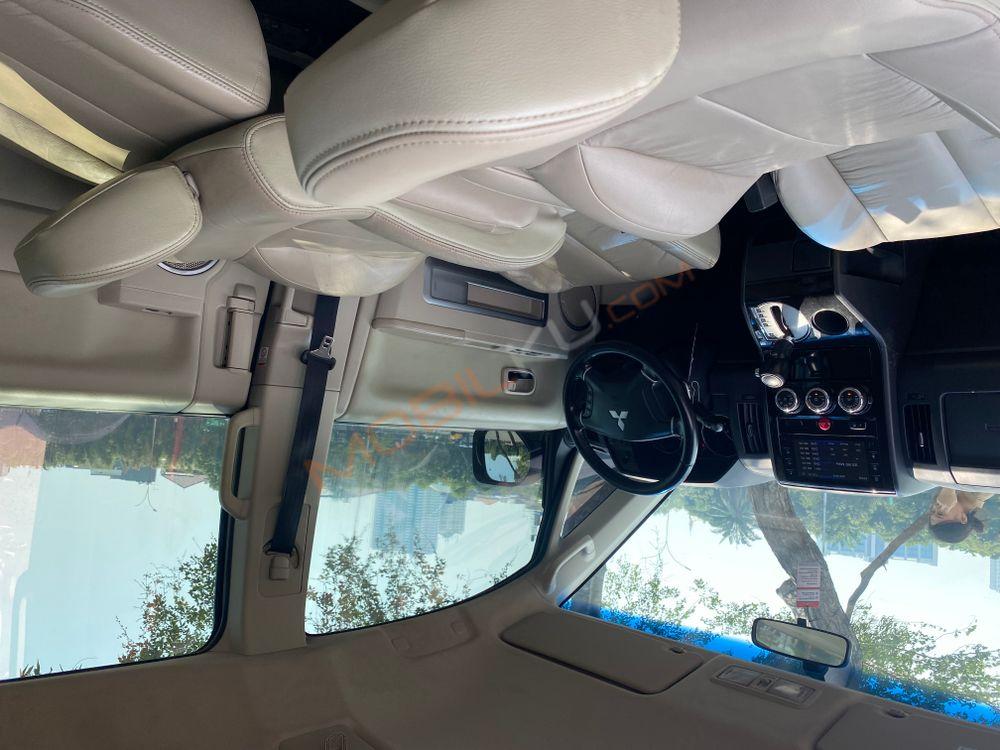 Mobil Mitsubishi Delica 2015