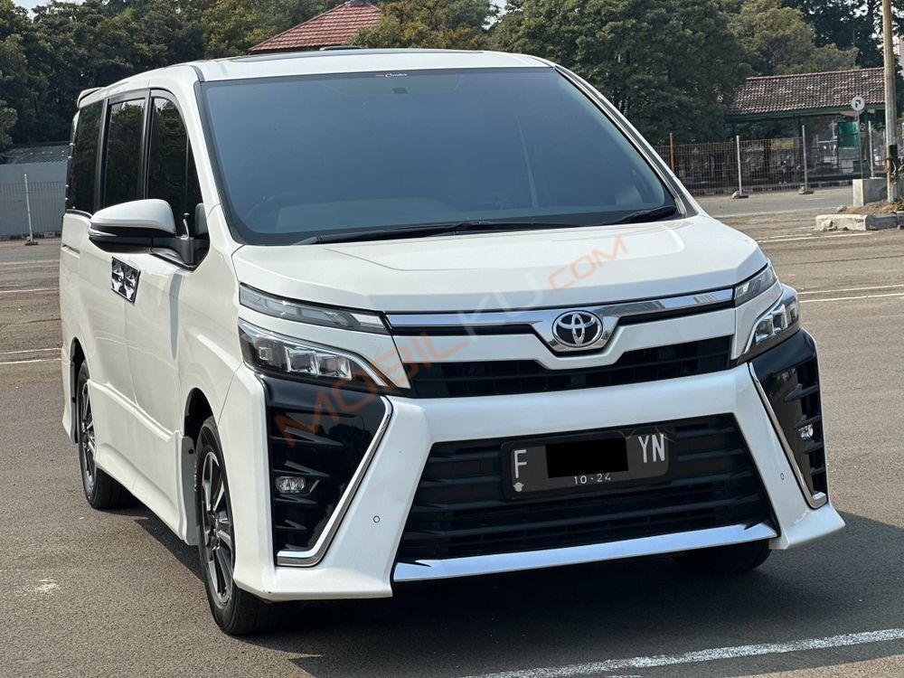 Mobil Toyota Voxy 2019