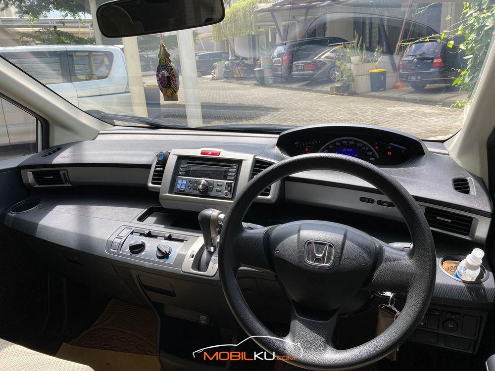 Mobil Honda Freed 2013