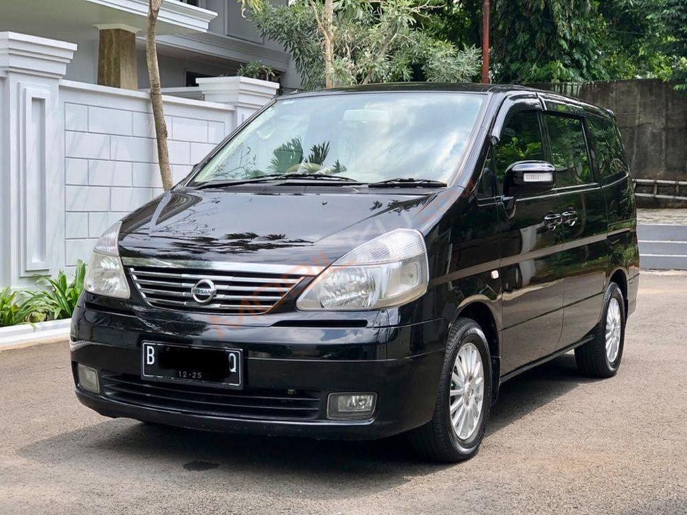 Mobil Nissan Serena 2009