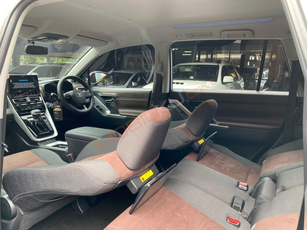 Mobil Toyota Kijang Innova Zenix 2023