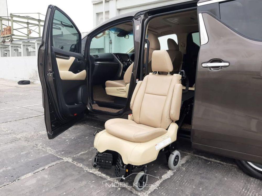 Mobil Toyota Alphard 2018