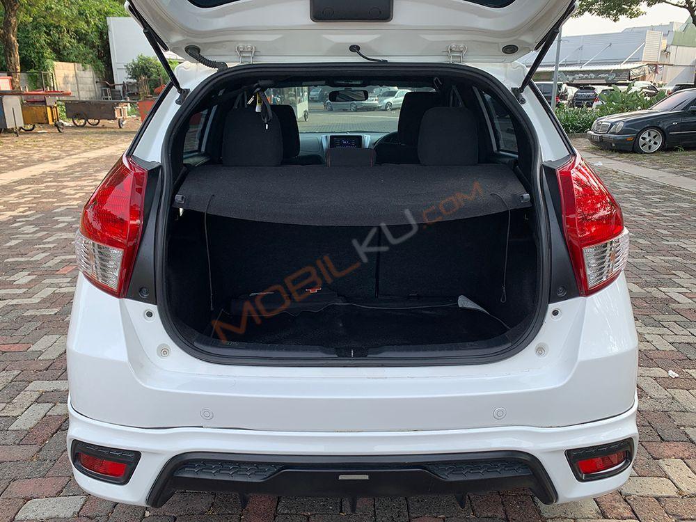 Mobil Toyota Yaris 2015
