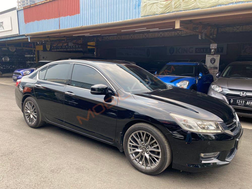 Mobil Honda Accord 2013