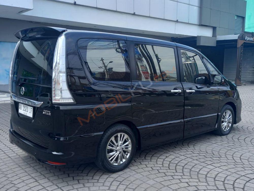 Mobil Nissan Serena 2016