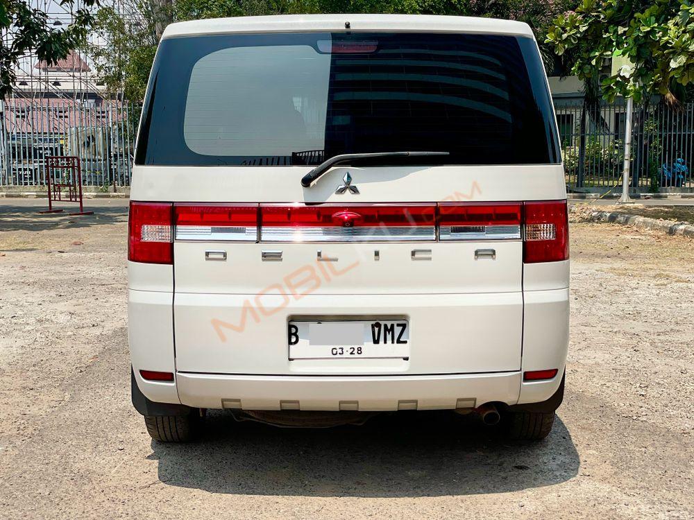 Mobil Mitsubishi Delica 2015
