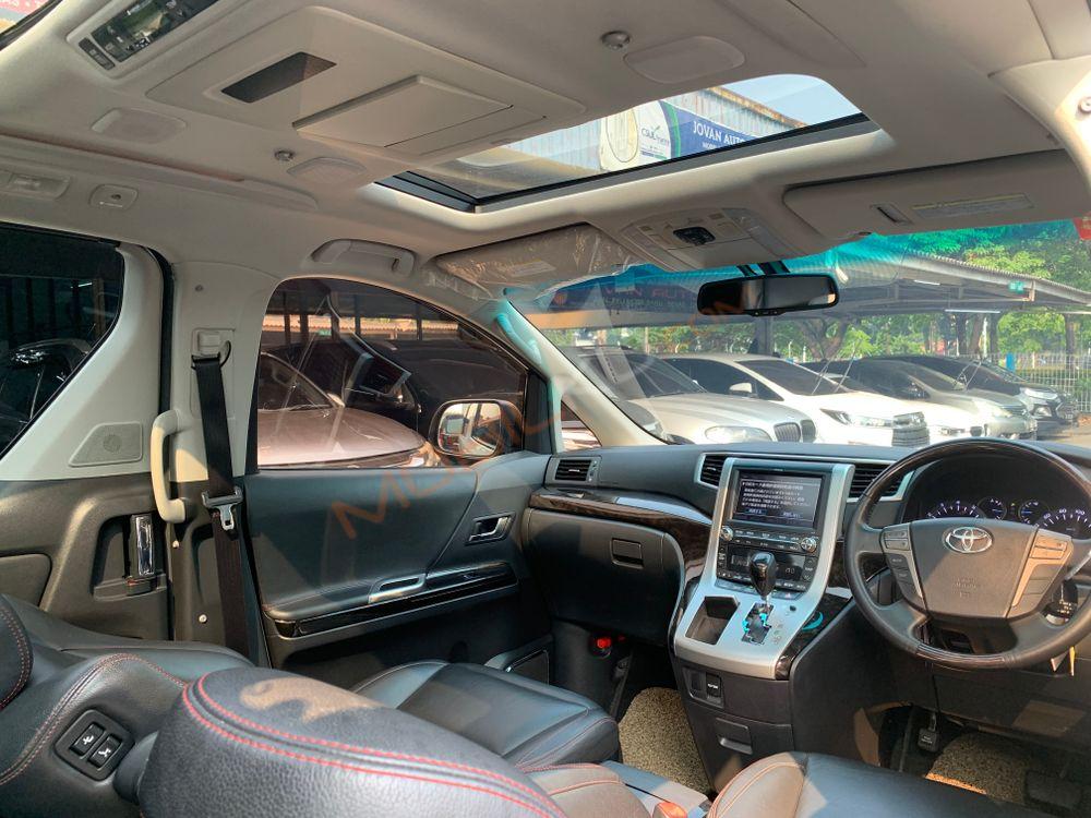 Mobil Toyota Vellfire 2014