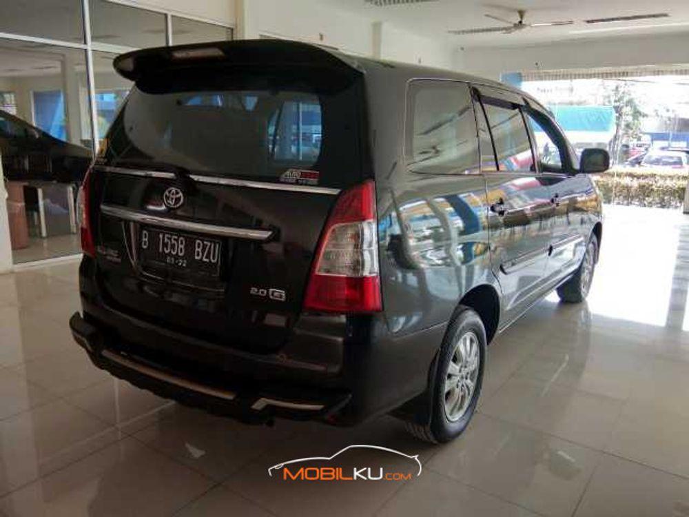 Mobil Toyota Kijang Innova 2012