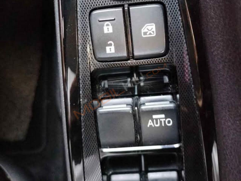 Mobil Mazda 2 Hatchback 2018