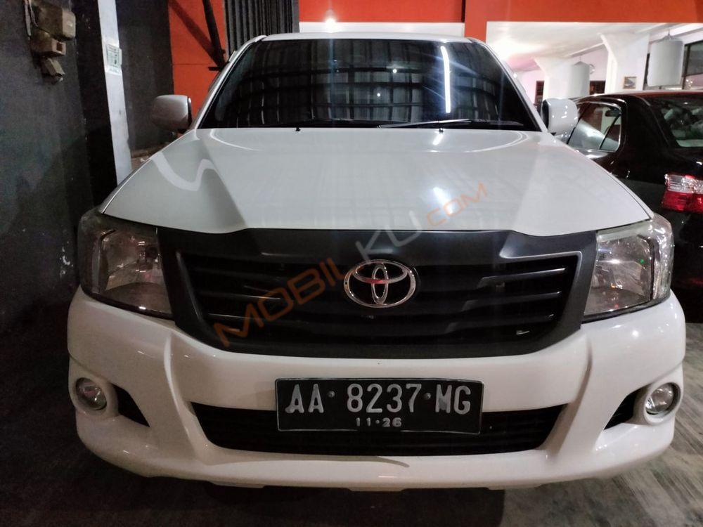 Mobil Toyota Hilux 2014