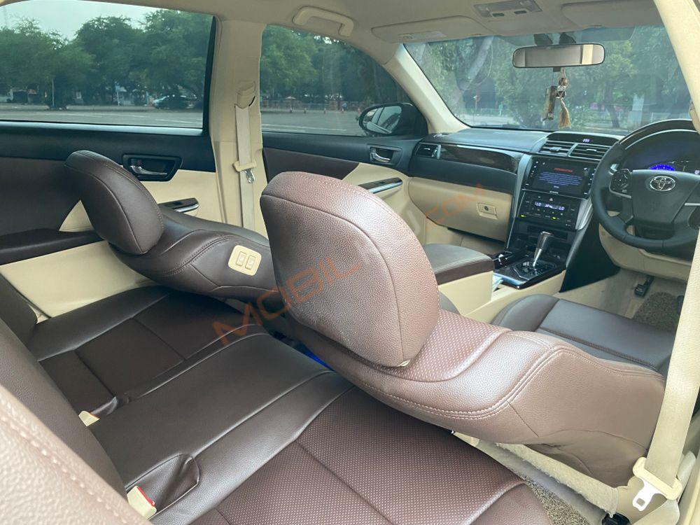 Mobil Toyota Camry 2015