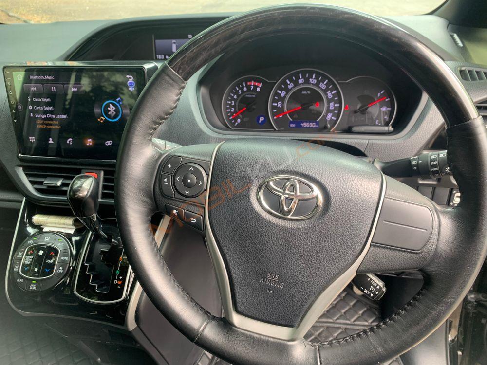 Mobil Toyota Voxy 2018