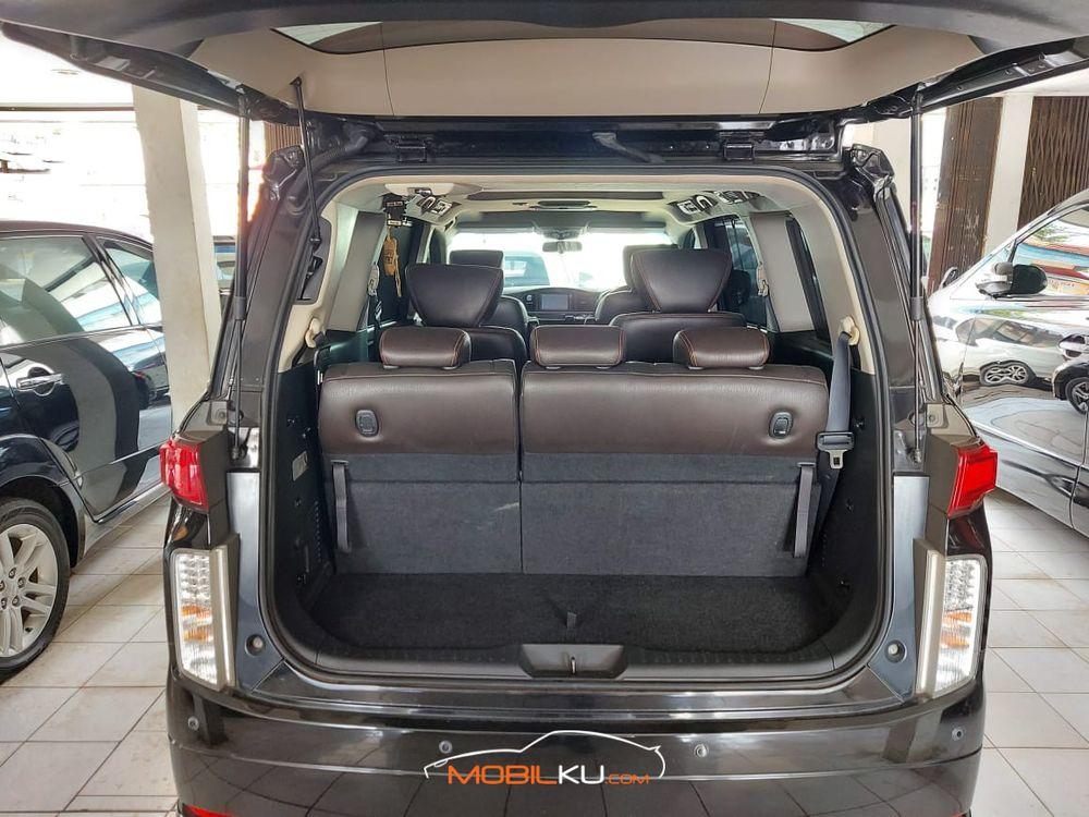 Mobil Nissan Elgrand 2011