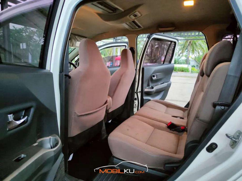 Mobil Toyota Calya 2016