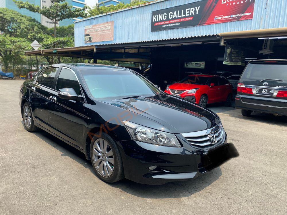 Mobil Honda Accord 2011