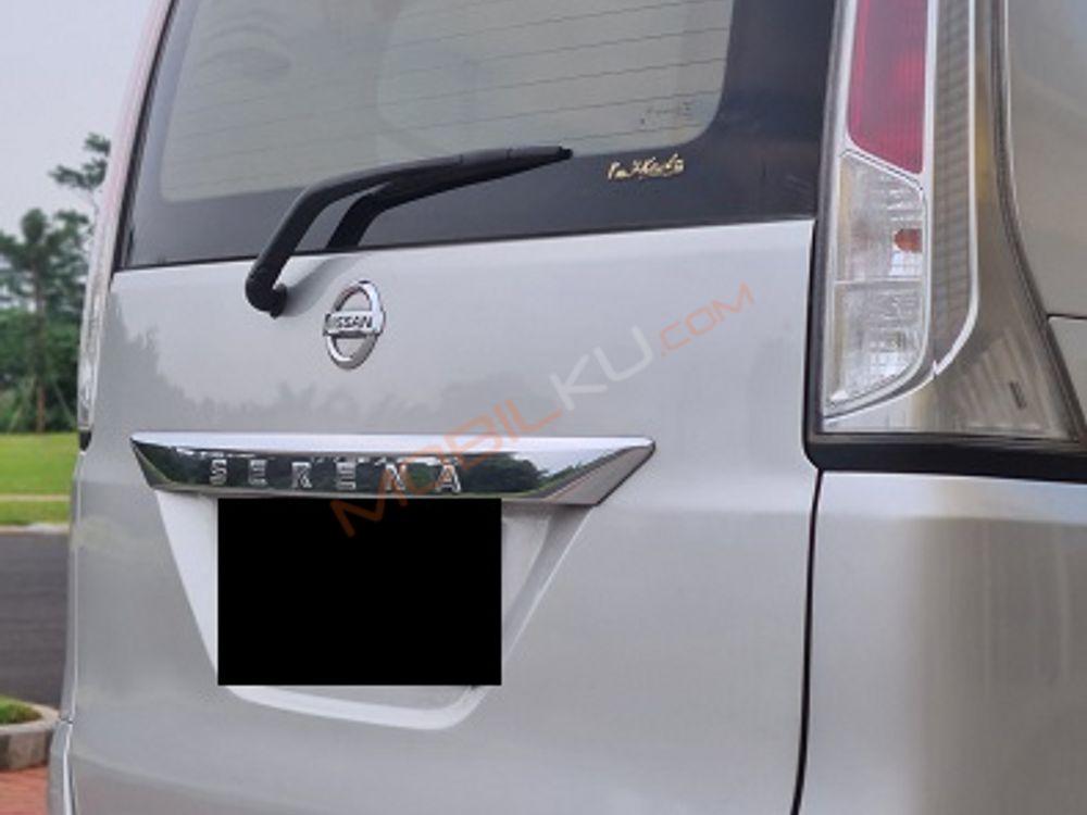 Mobil Nissan Serena 2013