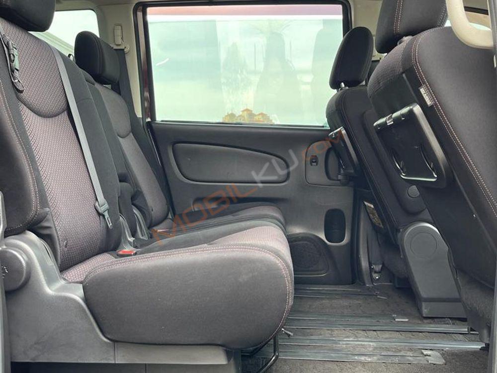 Mobil Nissan Serena 2013