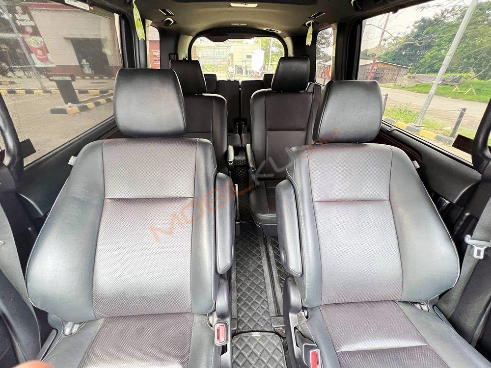 Mobil Toyota Voxy 2019