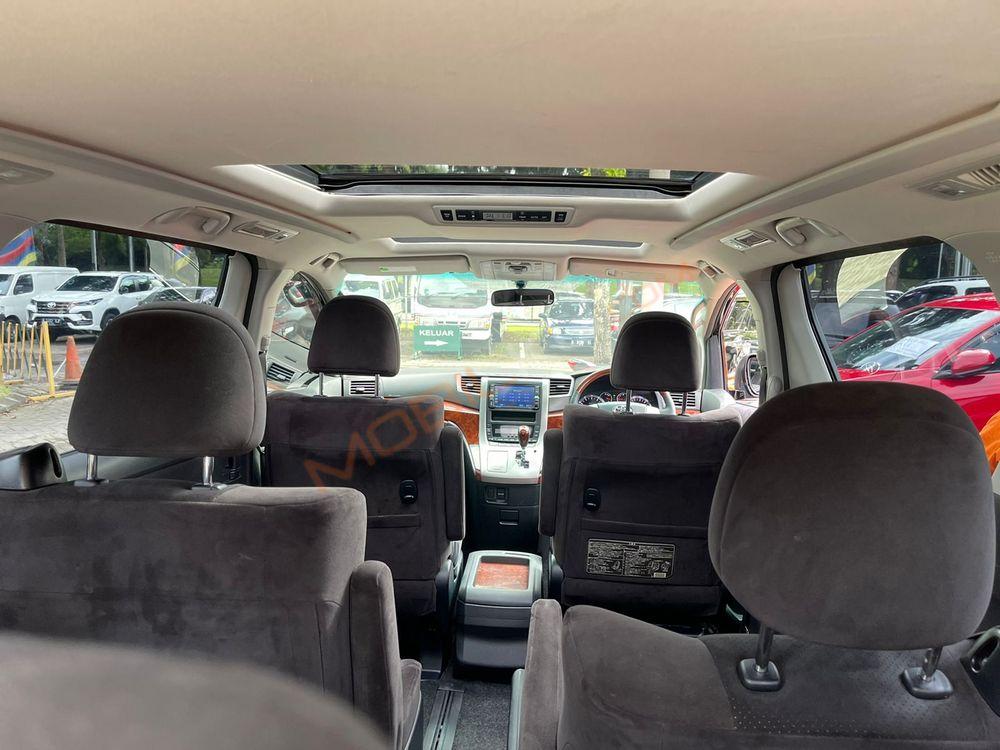 Mobil Toyota Alphard 2011