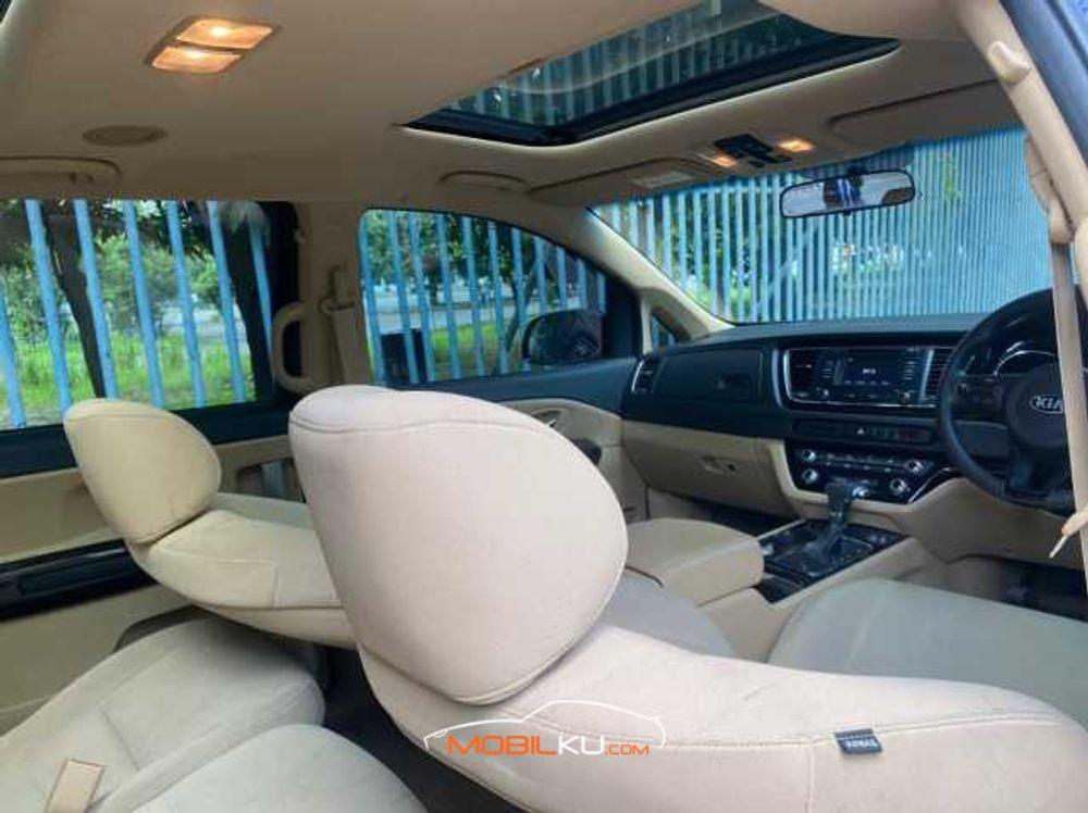Mobil Kia Sedona 2017