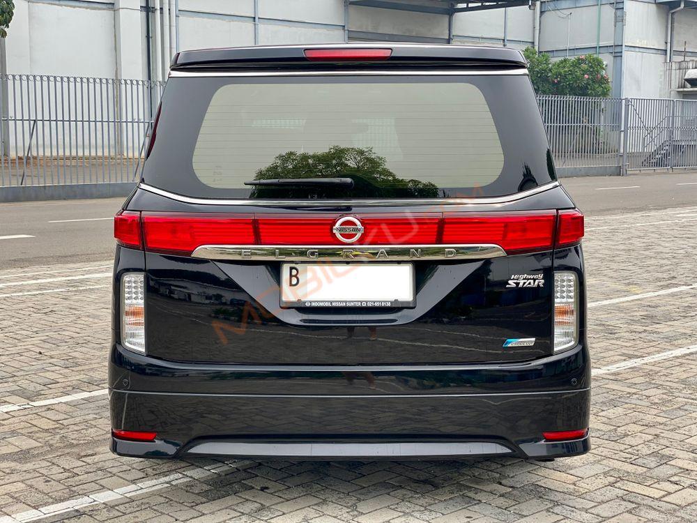 Mobil Nissan Elgrand 2013
