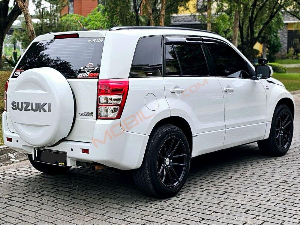 Mobil Suzuki Grand Vitara 2015