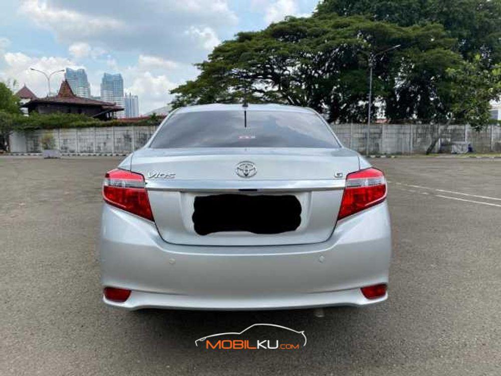 Mobil Toyota Vios 2015