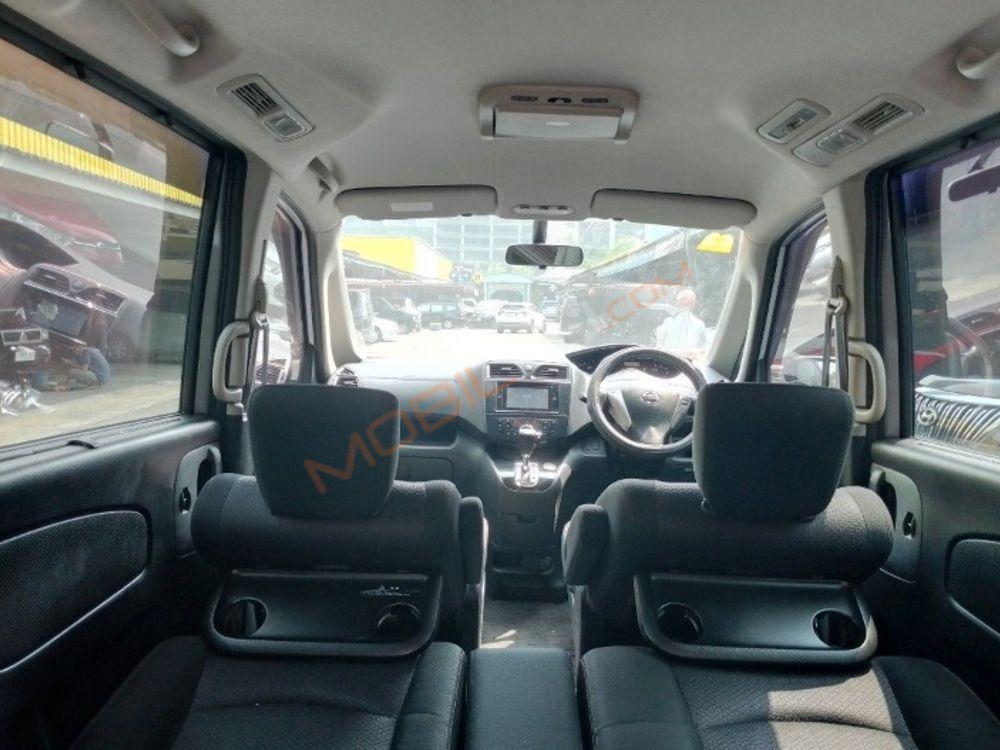 Mobil Nissan Serena 2013