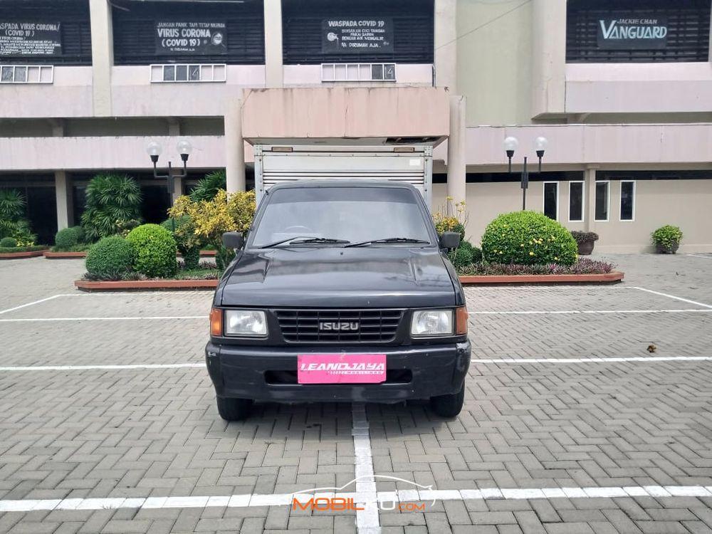 Mobil Isuzu Panther 2004