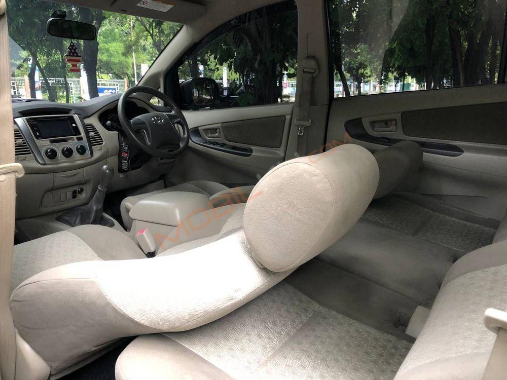 Mobil Toyota Kijang Innova 2013
