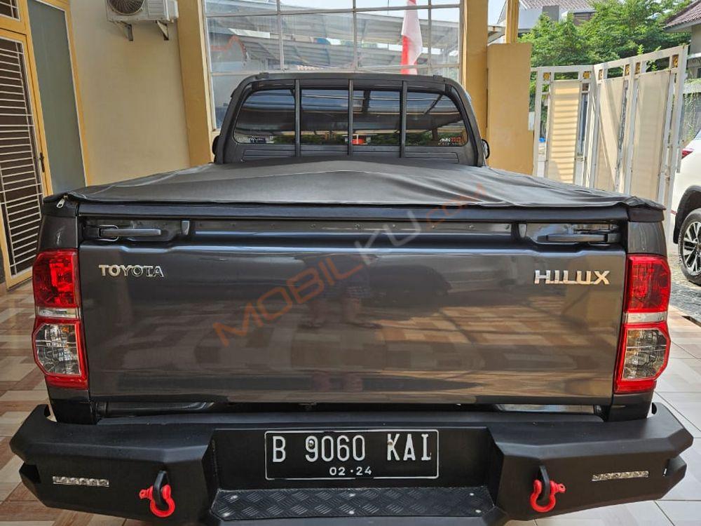 Mobil Toyota Hilux 2013