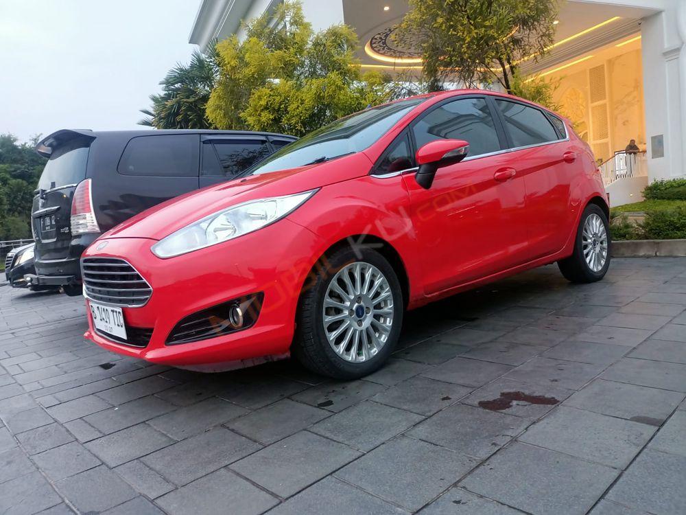Mobil Ford Fiesta 2014
